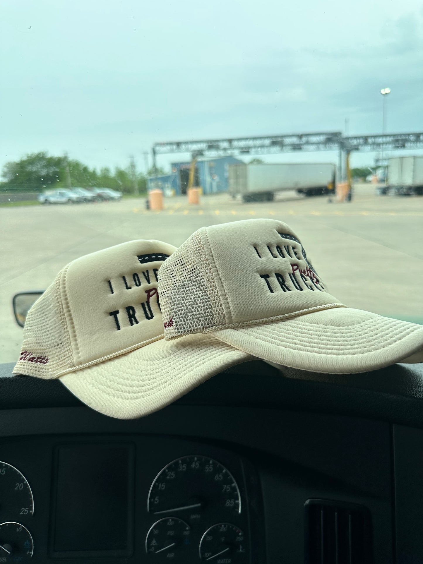 UNISEX CREAM TRUCKER HAT